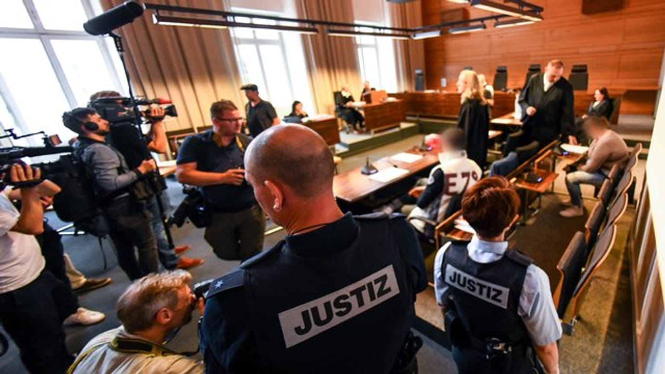 Der wegen Kindesmissbrauchs angeklagte Lebensgefährte (M) und die angeklagte Mutter (r) sitzen in einem Saal des Freiburger Landgerichts.
