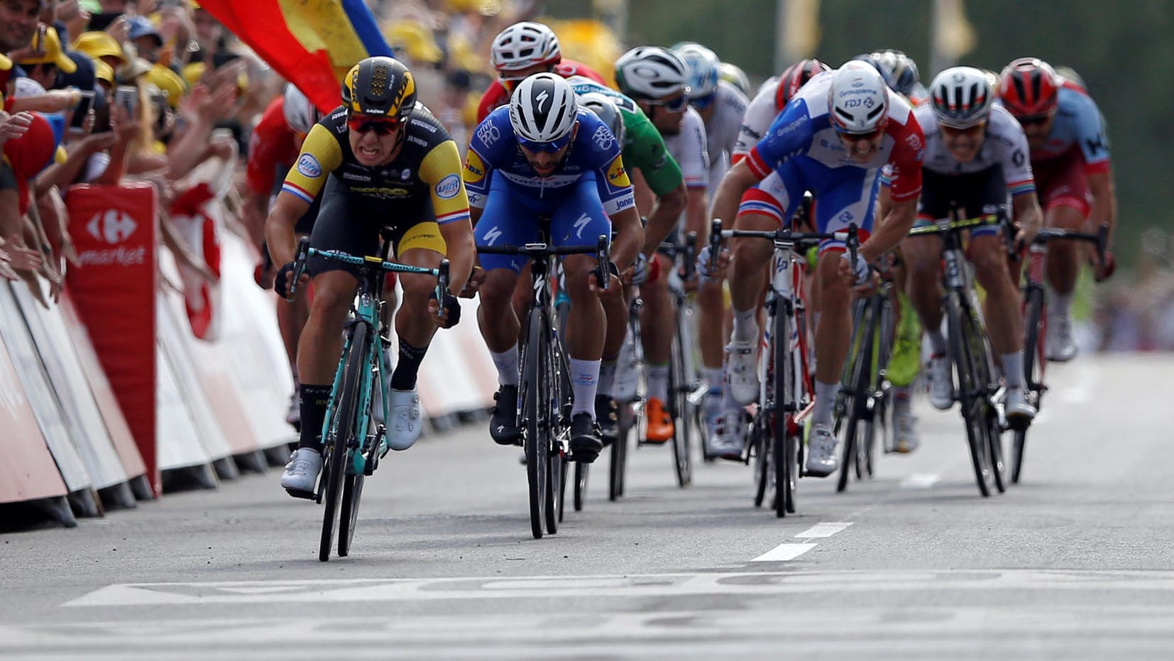 Unwiderstehlicher Antritt: Dylan Groenewegen (l.) zog am Ende der siebten Tour-Etappe der Konkurrenz davon.