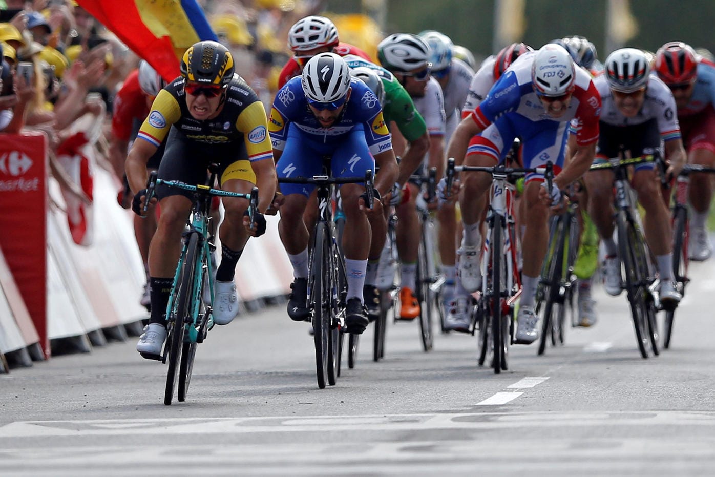 Unwiderstehlicher Antritt: Dylan Groenewegen (l.) zog am Ende der siebten Tour-Etappe der Konkurrenz davon.