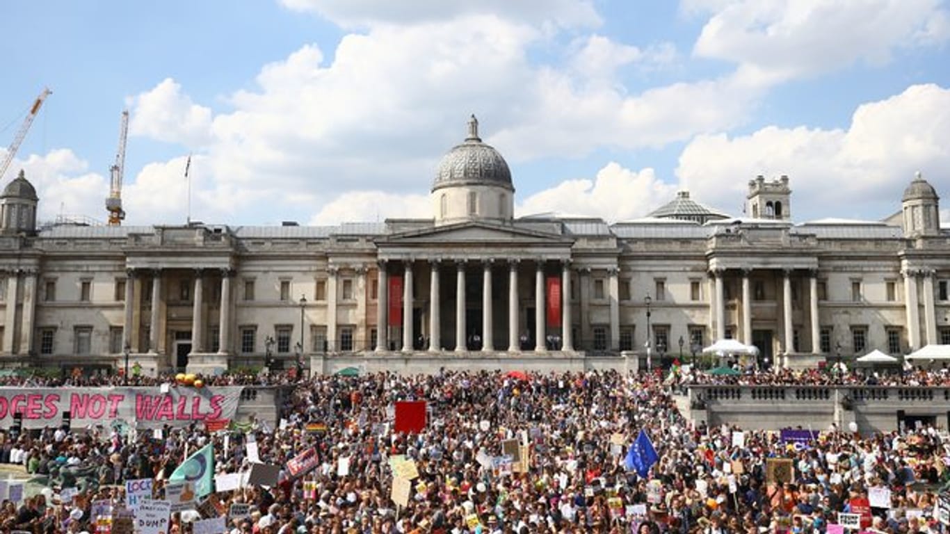 Teilnehmer der Demonstration "Stop Trump" versammeln sich am Trafalgar Square in London.