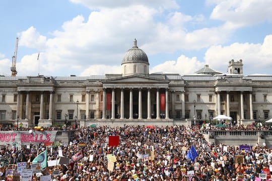 Teilnehmer der Demonstration "Stop Trump" versammeln sich am Trafalgar Square in London.