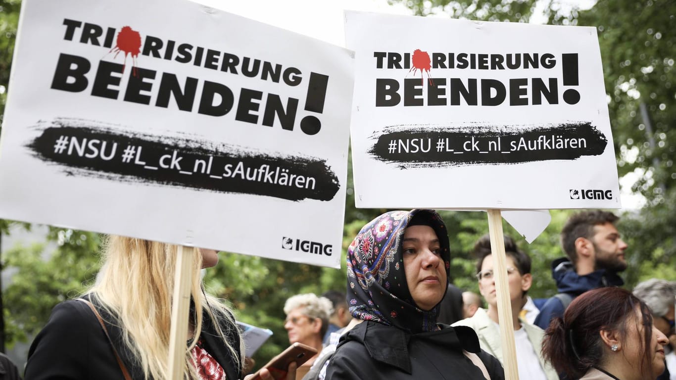 Proteste am Rande der Urteilsverkündung: Demonstranten forderten vor dem Münchner Oberlandesgericht unter dem Motto "Keinen Schlusstrich" eine weitere Aufdeckung der Hintergründe der Terrorzelle und möglicher Verstrickungen von Sicherheitsbehörden.