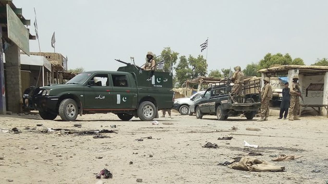 In Bannu sichern pakistanische Streitkräfte den Ort des Selbstmordanschlages auf eine Wahlkampfveranstaltung.