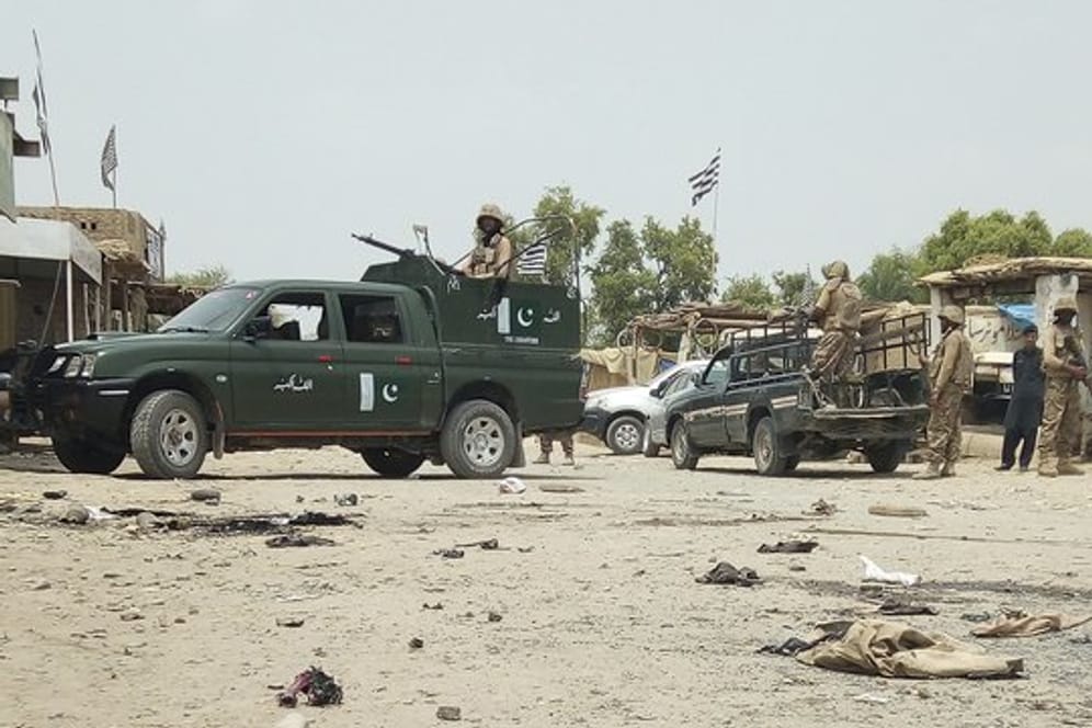 In Bannu sichern pakistanische Streitkräfte den Ort des Selbstmordanschlages auf eine Wahlkampfveranstaltung.