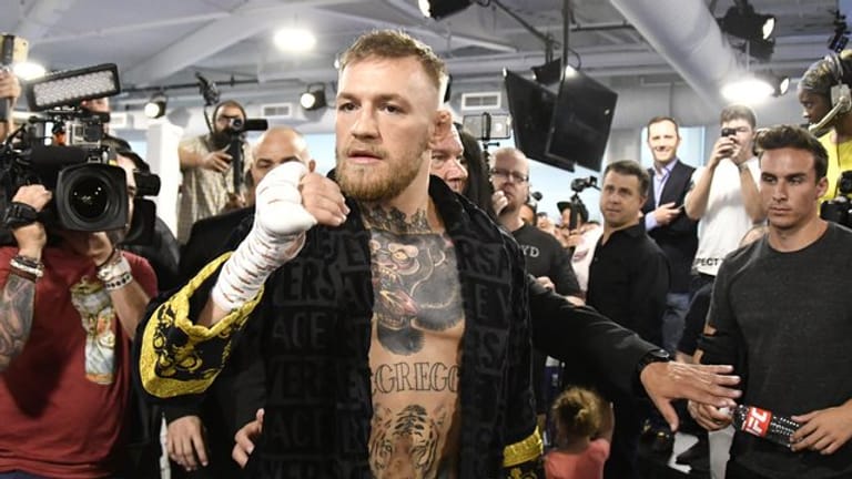 Conor McGregor vor einem Kampf (Archivbild): Der MMA-Star wurde jetzt von einem Auto angefahren.