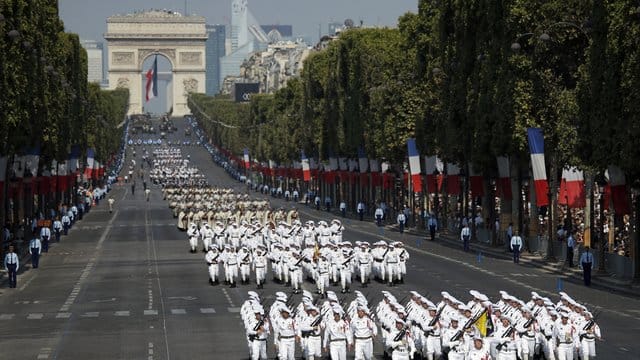 Französische Truppen marschieren im Rahmen der Feierlichkeiten zum Nationalfeiertag die Champs Elysee hinab. Französische Truppen marschieren im Rahmen der Feierlichkeiten zum Nationalfeiertag die Champs Elysee hinab.