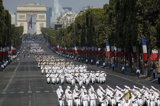Französische Truppen marschieren im Rahmen der Feierlichkeiten zum Nationalfeiertag die Champs Elysee hinab.