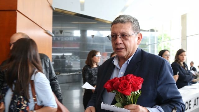 Pablo Catatumbo, früherer Kommandeur der linken Guerillaorganisation Farc, kommt mit einem Rosenstrauß in den Sitz der Sonderjustiz für den Frieden (JEP). Pablo Catatumbo, früherer Kommandeur der linken Guerillaorganisation Farc, kommt mit einem Rosenstrauß in den Sitz der Sonderjustiz für den Frieden (JEP).