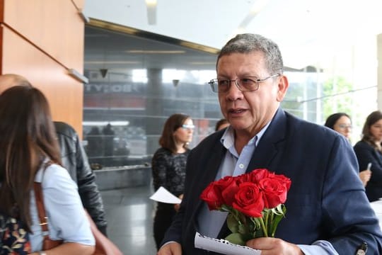 Pablo Catatumbo, früherer Kommandeur der linken Guerillaorganisation Farc, kommt mit einem Rosenstrauß in den Sitz der Sonderjustiz für den Frieden (JEP).