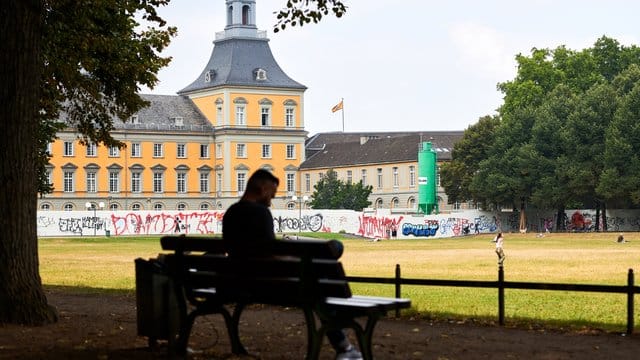Im Bonner Hofgarten wurde ein israelischer Hochschulprofessor aus den USA von einem jungen Deutschen mit palästinensischen Wurzeln attackiert. Im Bonner Hofgarten wurde ein israelischer Hochschulprofessor aus den USA von einem jungen Deutschen mit palästinensischen Wurzeln attackiert.