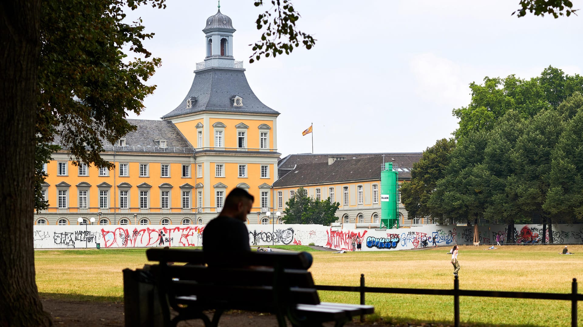 Blick in den Bonner Hofgarten: Dort soll der israelische Professor erst von einem Jugendlichen angegriffen und dann von Polizisten verletzt worden sein.