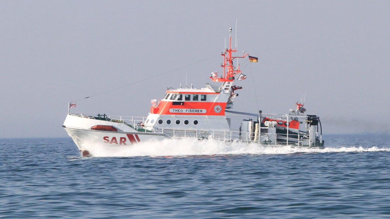 Ein Schiff der DGzRS im Einsatz: Die Seenotretter konnten den Vater und seine Kinder offenbar in letzter Sekunde retten.
