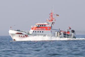 Ein Schiff der DGzRS im Einsatz: Die Seenotretter konnten den Vater und seine Kinder offenbar in letzter Sekunde retten.