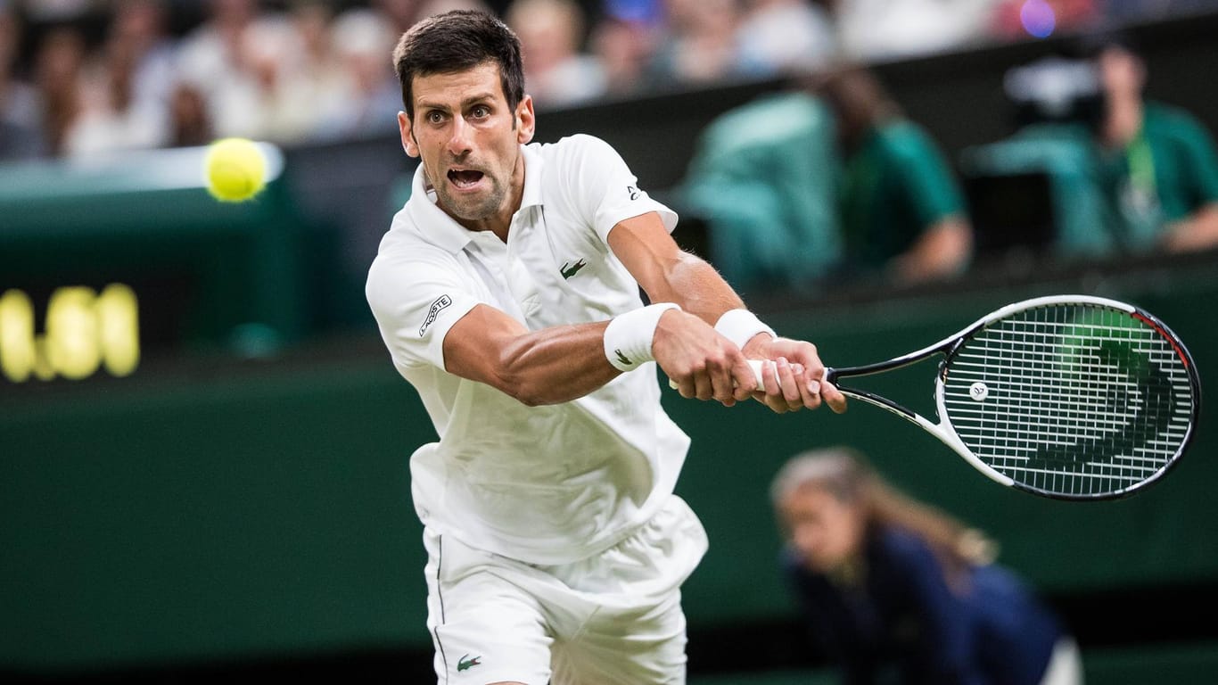 Titelkandidat: Novak Djokovic im unterbrochenen Match gegen Rafael Nadal in Wimbledon.