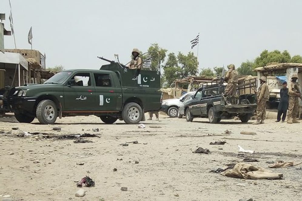 Pakistanische Streitkräfte bewachen den Ort eines Selbstmordanschlages auf eine Wahlkampfveranstaltung.