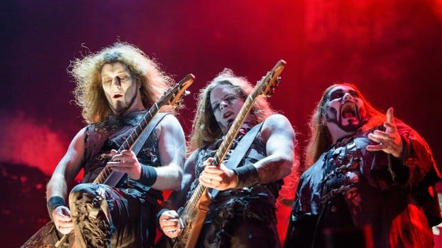 Die Powerwolf-Gitarristen Matthew und Charles Greywolf und Sänger Attila Dorn (l-r) heulen vor jedem Konzert wie Wölfe.