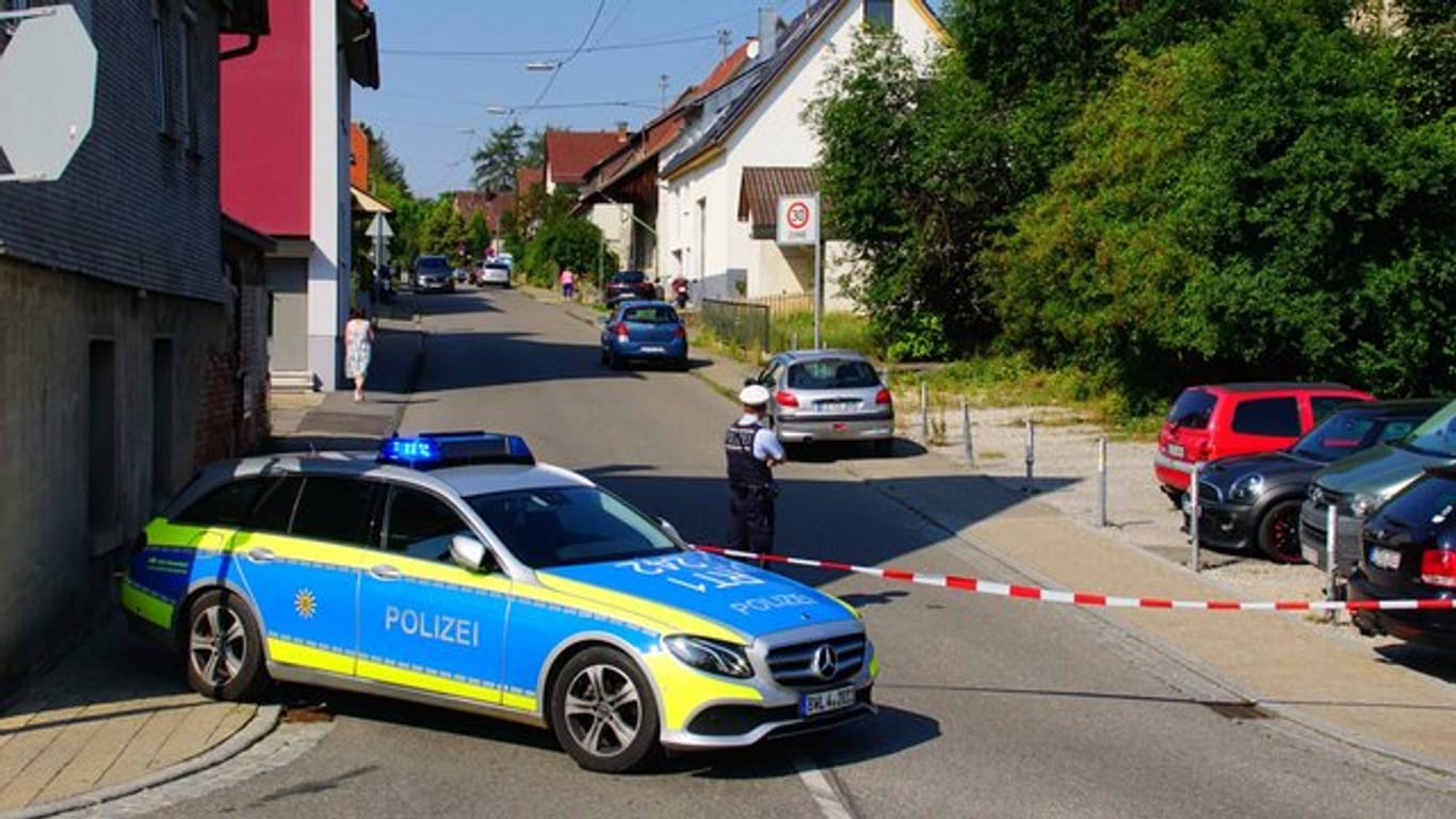 Ein Polizist sperrt die Zufahrt zu einer Straße in Filderstadt.