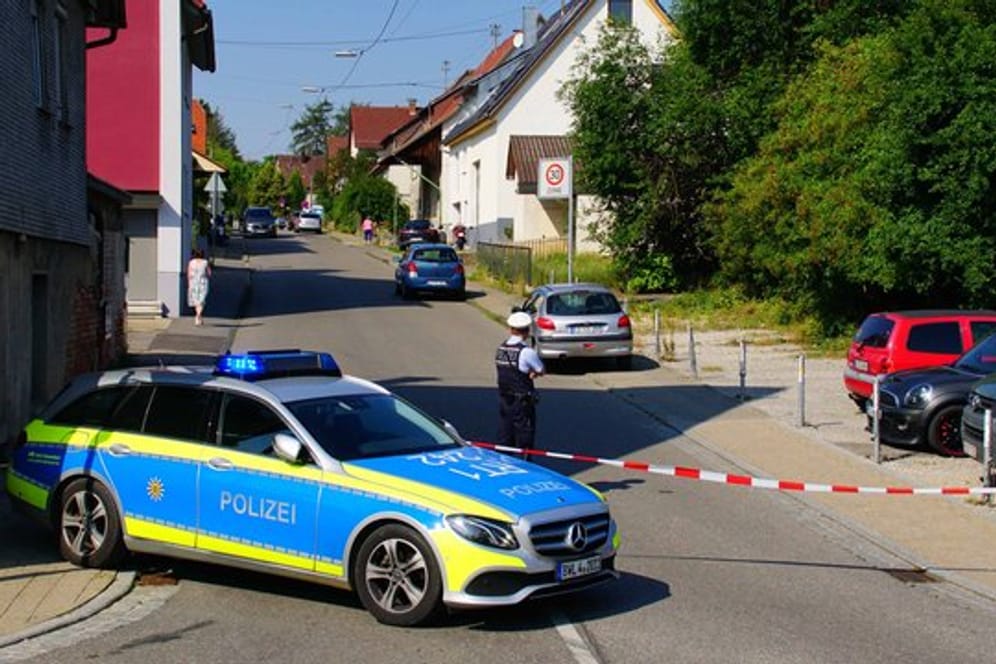 Ein Polizist sperrt die Zufahrt zu einer Straße in Filderstadt.