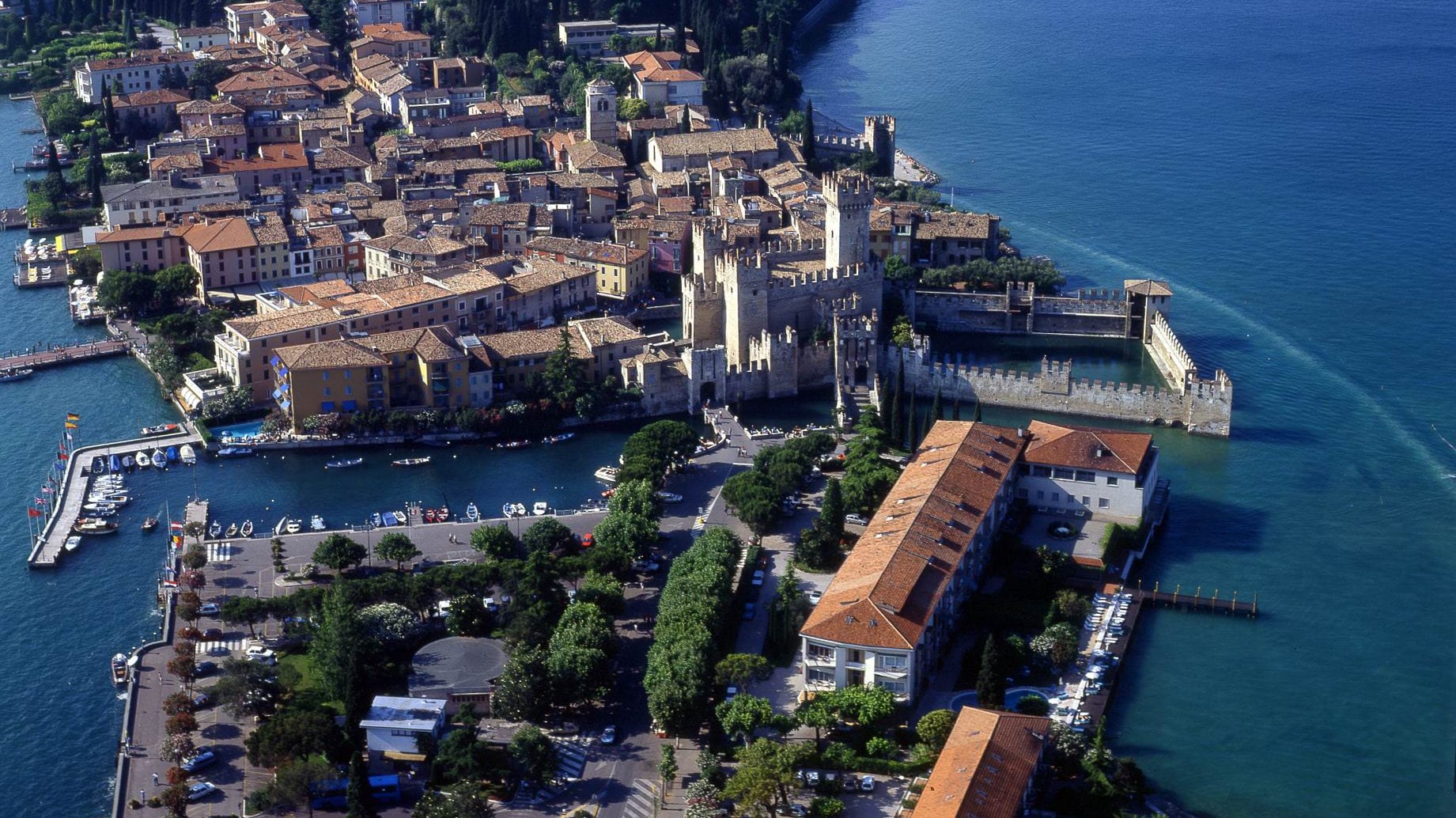 Sirmione: Luftaufnahme von der Altstadt auf der Halbinsel des südlichen Gardasees.