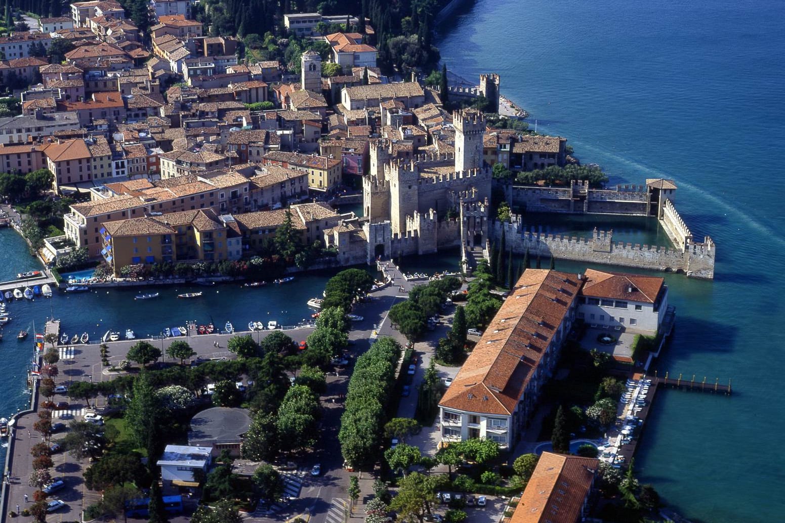 Sirmione: Luftaufnahme von der Altstadt auf der Halbinsel des südlichen Gardasees.