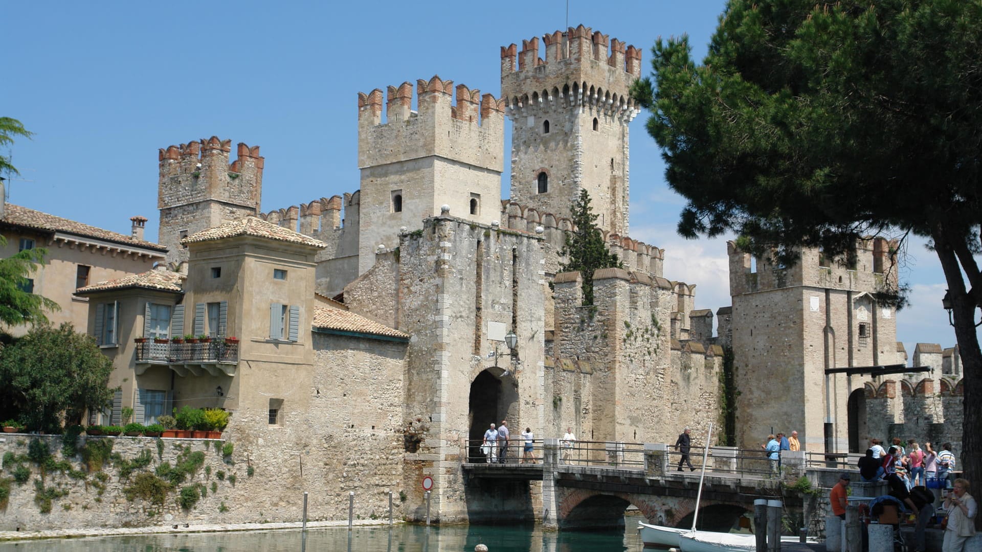 Sirmione: Der Eingang ins historische Zentrum, die Burg kann von Besuchern betreten werden.