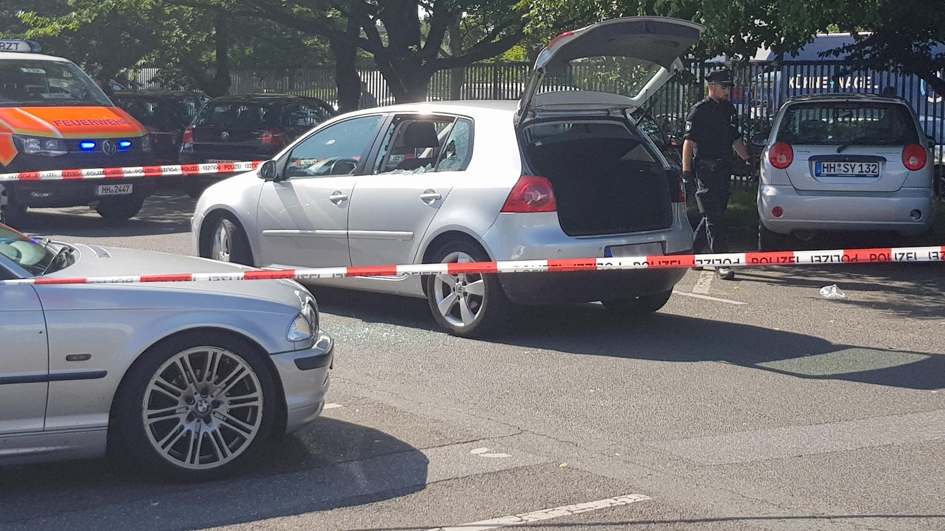 Das Auto des Opfers: Der 26-Jährige wurde auf einem Parkplatz in Hamburg-Steilshoop erschossen. Das Auto des Opfers: Der 26-Jährige wurde auf einem Parkplatz in Hamburg-Steilshoop erschossen.