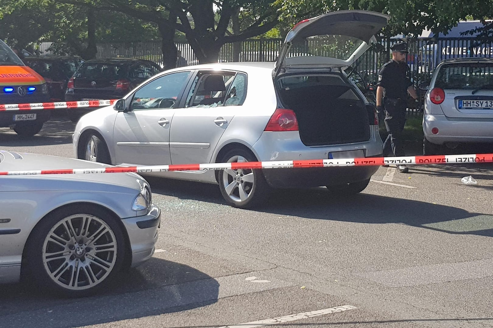 Das Auto des Opfers: Der 26-Jährige wurde auf einem Parkplatz in Hamburg-Steilshoop erschossen.