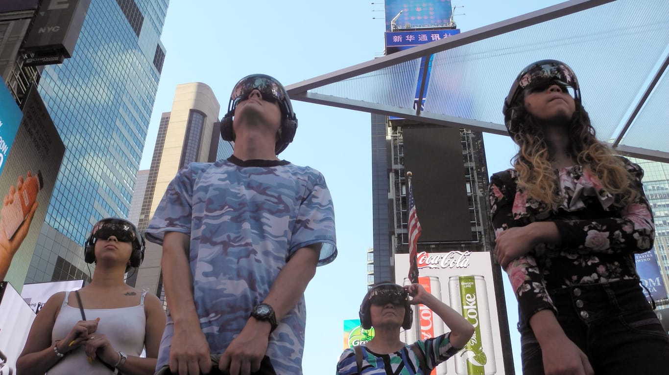Der Times Square in New York: Besucher gewinnen neue Eindrücke über die Geschichte der Schifffahrt in New York durch die Virtual Reality-Installation "Wake/Unmoored" des Künstlers Mel Chin.
