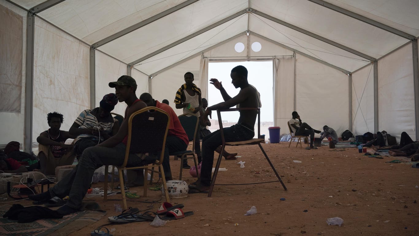 Flüchtlinge aus Sierra Leone in einem Camp in Algerien: Die ungarische Regierung erwägt, dem aus dem UN-Migrationsabkommen auszusteigen.
