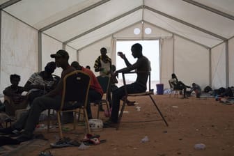 Flüchtlinge aus Sierra Leone in einem Camp in Algerien: Die ungarische Regierung erwägt, dem aus dem UN-Migrationsabkommen auszusteigen.