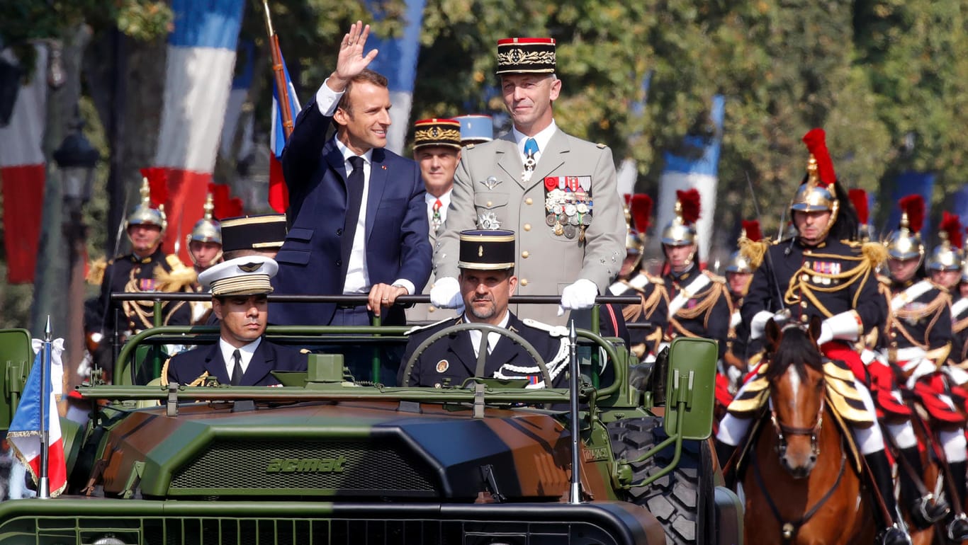 Frankreichs Präsident Macron während der Militärparade in Paris: Der Nationalfeiertag erinnert an den Sturm auf die Bastille im Jahr 1789.