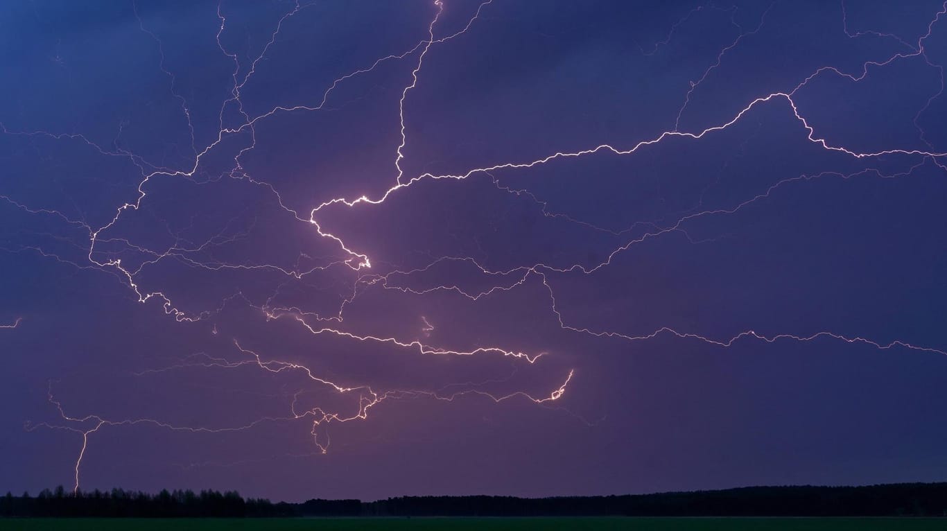 Blitze durchzucken den Himmel (Symbolfoto): Bei einem starken Blitzeinschlag in Mecklenburg ist ein Mann leicht verletzt worden – unter der Dusche.