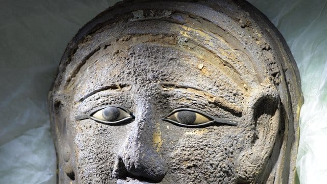 Eine vergoldete Mumienmaske aus saitisch-persischer Zeit (664-404 v. Eine vergoldete Mumienmaske aus saitisch-persischer Zeit (664-404 v.