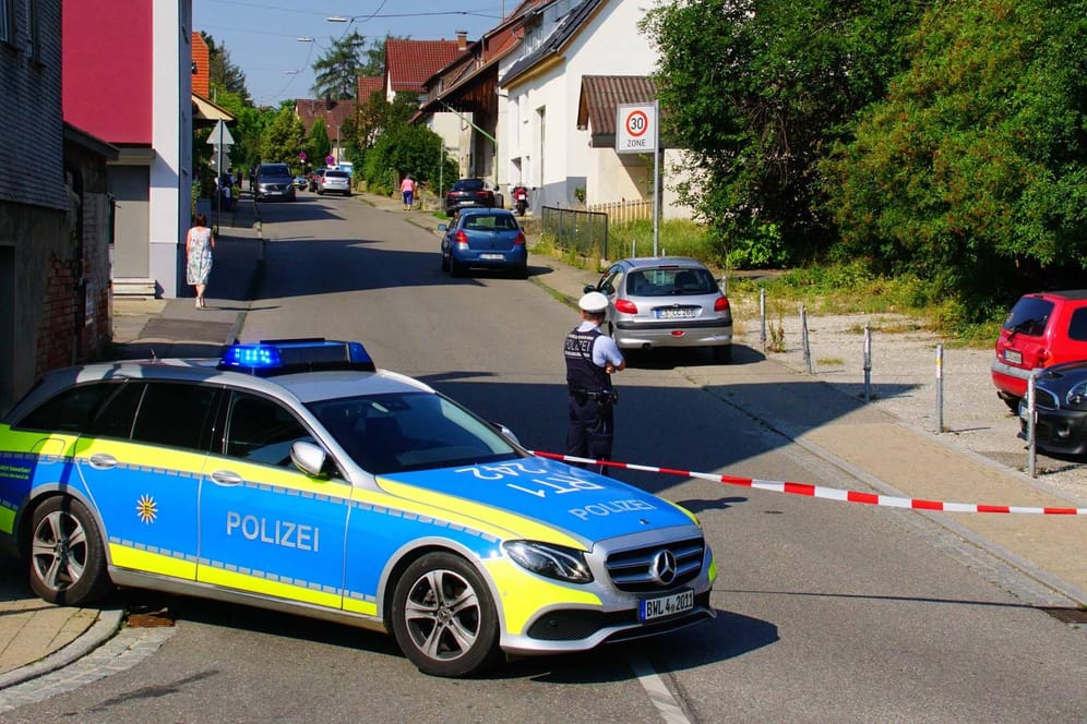 Ein Polizeifahrzeug vor dem Unglücksort: In Filderstadt stürzten zwei Kinder aus vier Metern Höhe ab.