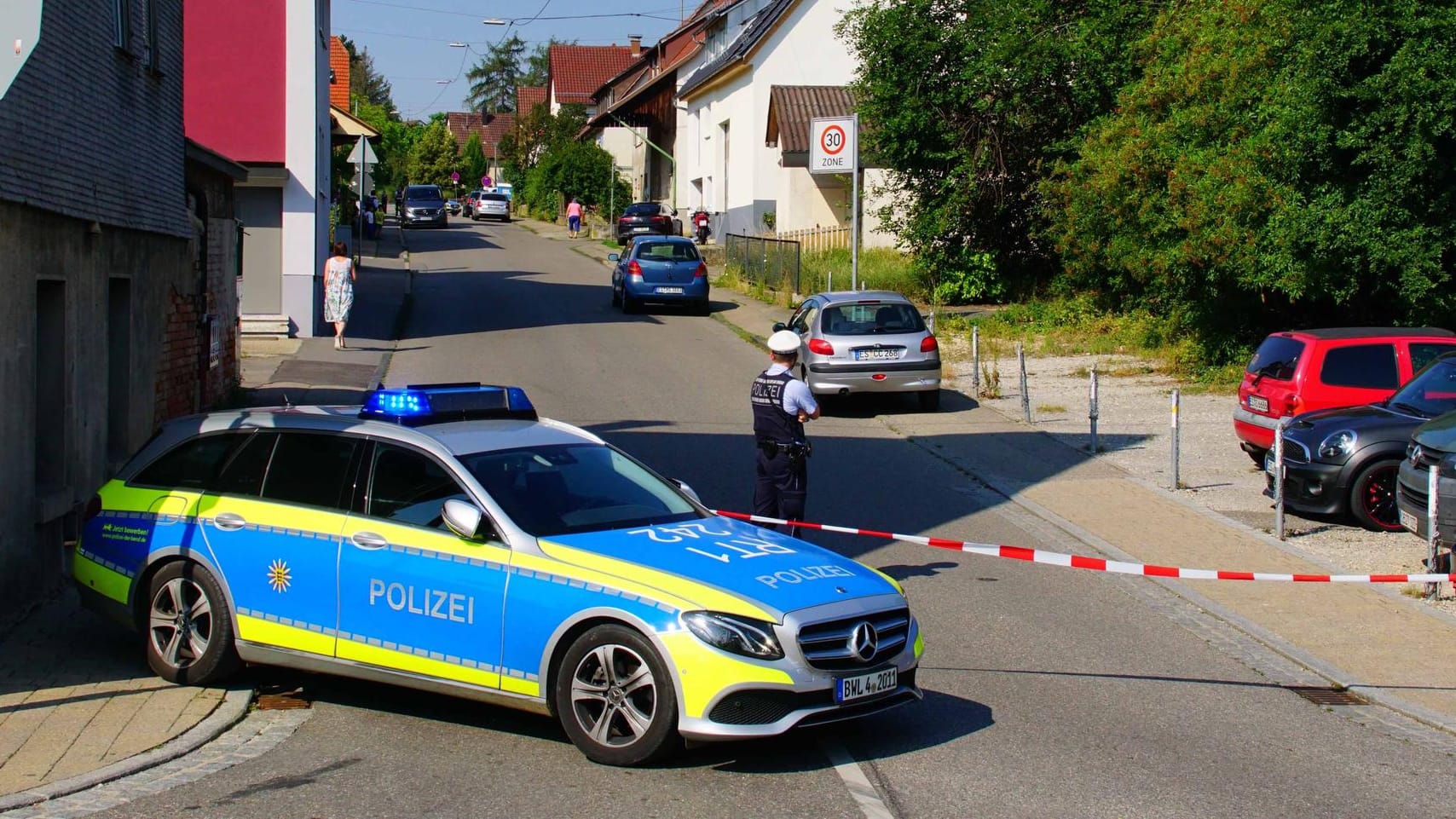 Ein Polizeifahrzeug vor dem Unglücksort: In Filderstadt stürzten zwei Kinder aus vier Metern Höhe ab.