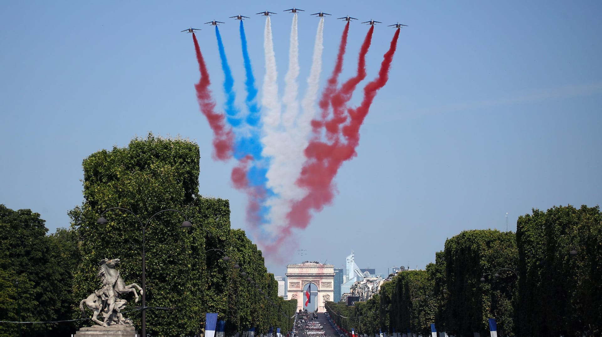 Kleine Panne der Kunstflugstaffel der französischen Luftwaffe: Im Rahmen des Nationalfeiertags sprayen sie eine etwas verunglückte Flagge über den Arc de Triomphe in Paris. Kleine Panne der Kunstflugstaffel der französischen Luftwaffe: Im Rahmen des Nationalfeiertags sprayen sie eine etwas verunglückte Flagge über den Arc de Triomphe in Paris.