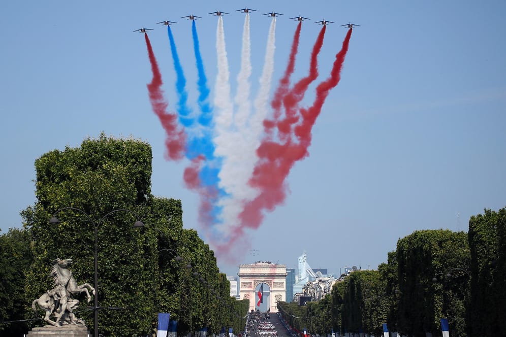 Kleine Panne der Kunstflugstaffel der französischen Luftwaffe: Im Rahmen des Nationalfeiertags sprayen sie eine etwas verunglückte Flagge über den Arc de Triomphe in Paris.