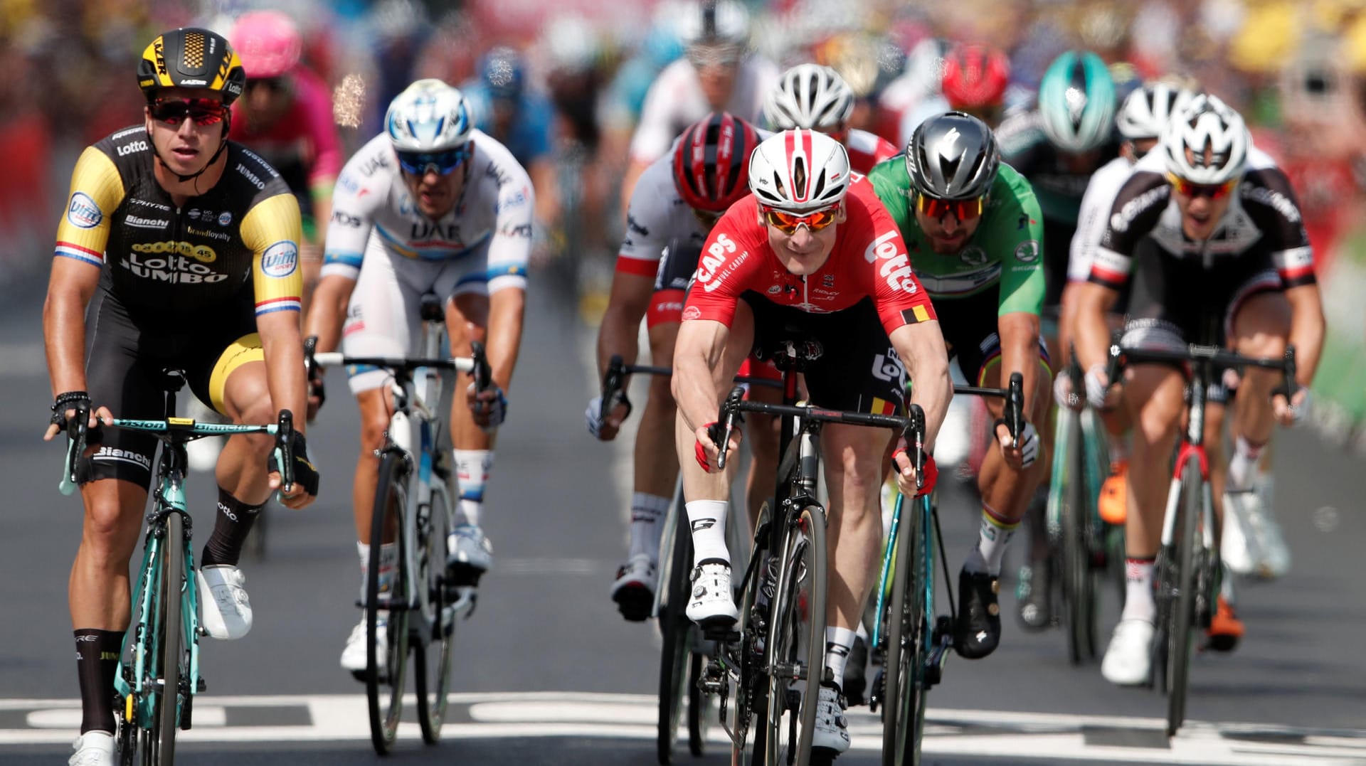 Dylan Groenewegen (l.) kommt wenige Zentimeter vor André Greipel (M.) ins Ziel: Auch auf der 8. Etappe konnte kein deutscher Top-Sprinter siegen.