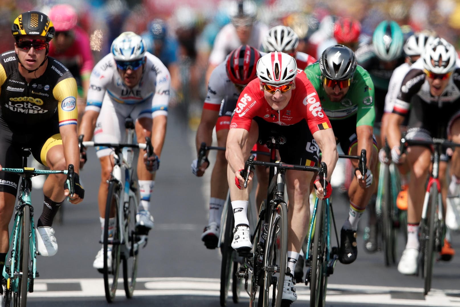 Dylan Groenewegen (l.) kommt wenige Zentimeter vor André Greipel (M.) ins Ziel: Auch auf der 8. Etappe konnte kein deutscher Top-Sprinter siegen.