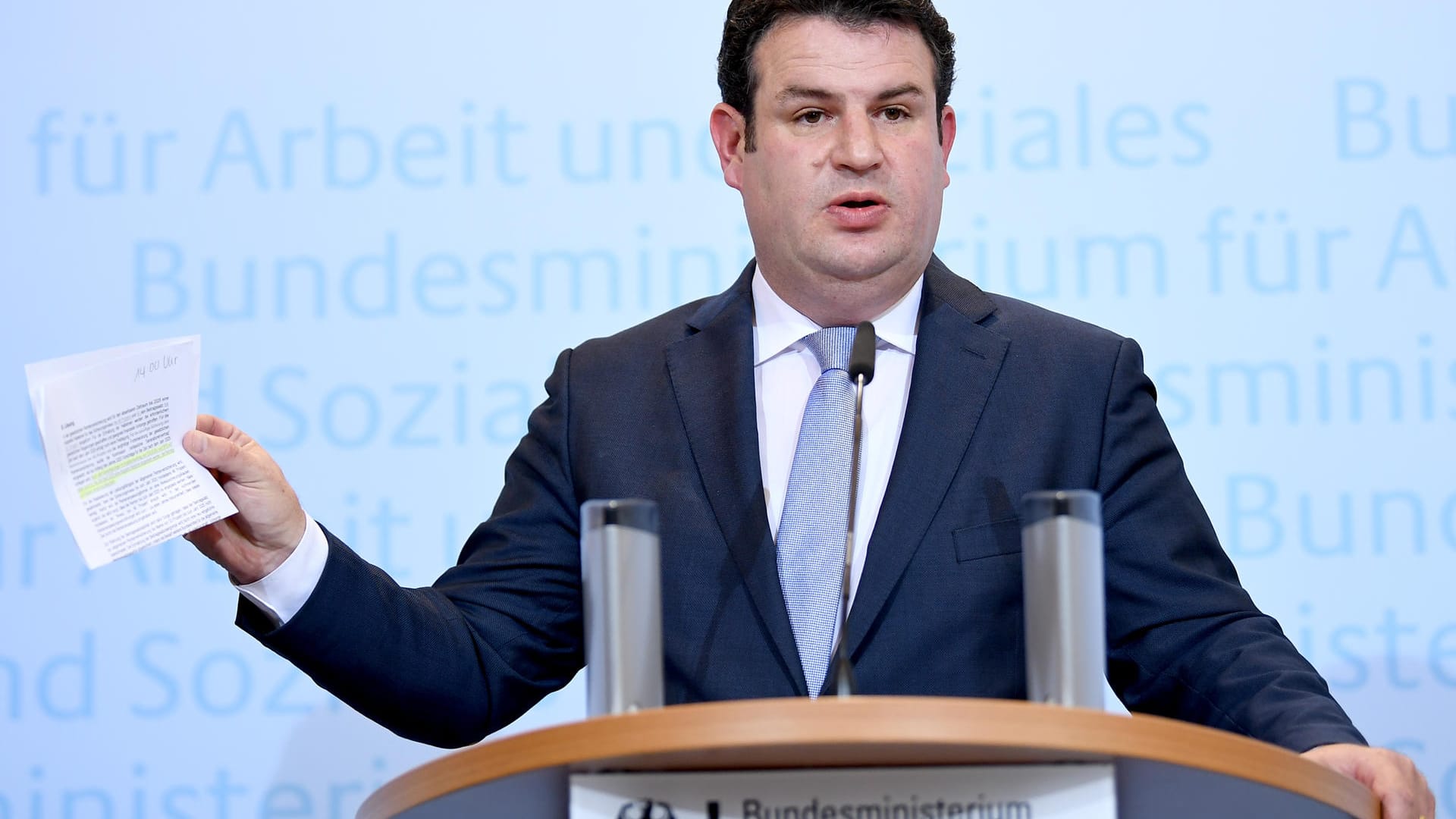 Hubertus Heil: Der Bundesarbeitsminister hat sein Rentenkonzept vorgestellt – und wird für seine Pläne nun kritisiert. Hubertus Heil: Der Bundesarbeitsminister hat sein Rentenkonzept vorgestellt – und wird für seine Pläne nun kritisiert.
