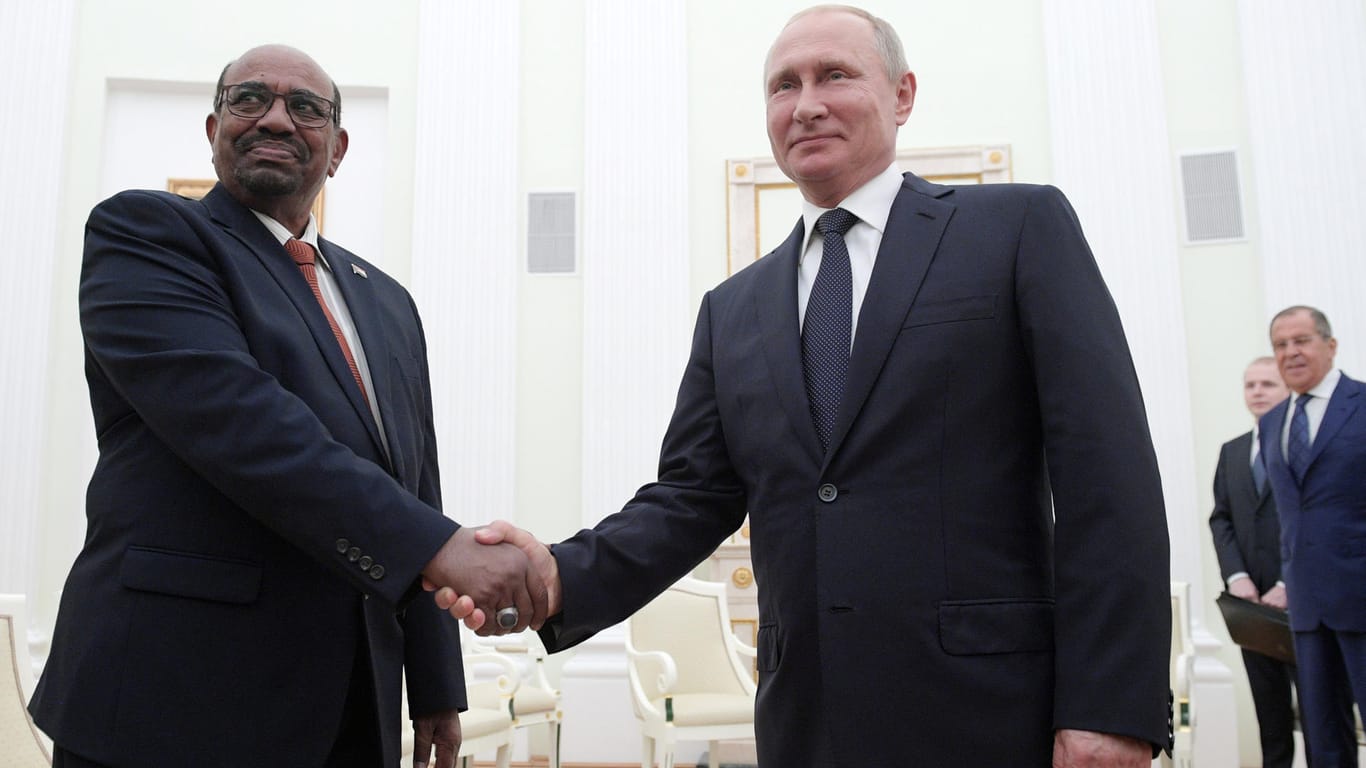 Wladimir Putin (rechts) beim Handshake mit Omar al-Baschir: Der russische Präsident hat seinen sudanesischen Amtskollegen im Kreml empfangen. Der wird per internationalem Haftbefehl gesucht.