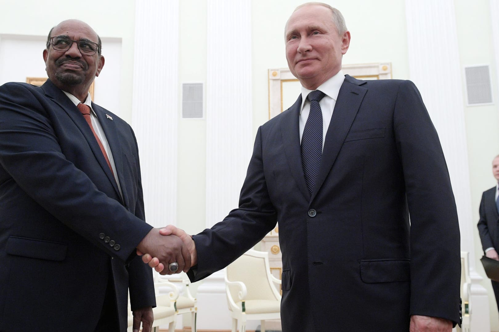 Wladimir Putin (rechts) beim Handshake mit Omar al-Baschir: Der russische Präsident hat seinen sudanesischen Amtskollegen im Kreml empfangen. Der wird per internationalem Haftbefehl gesucht.