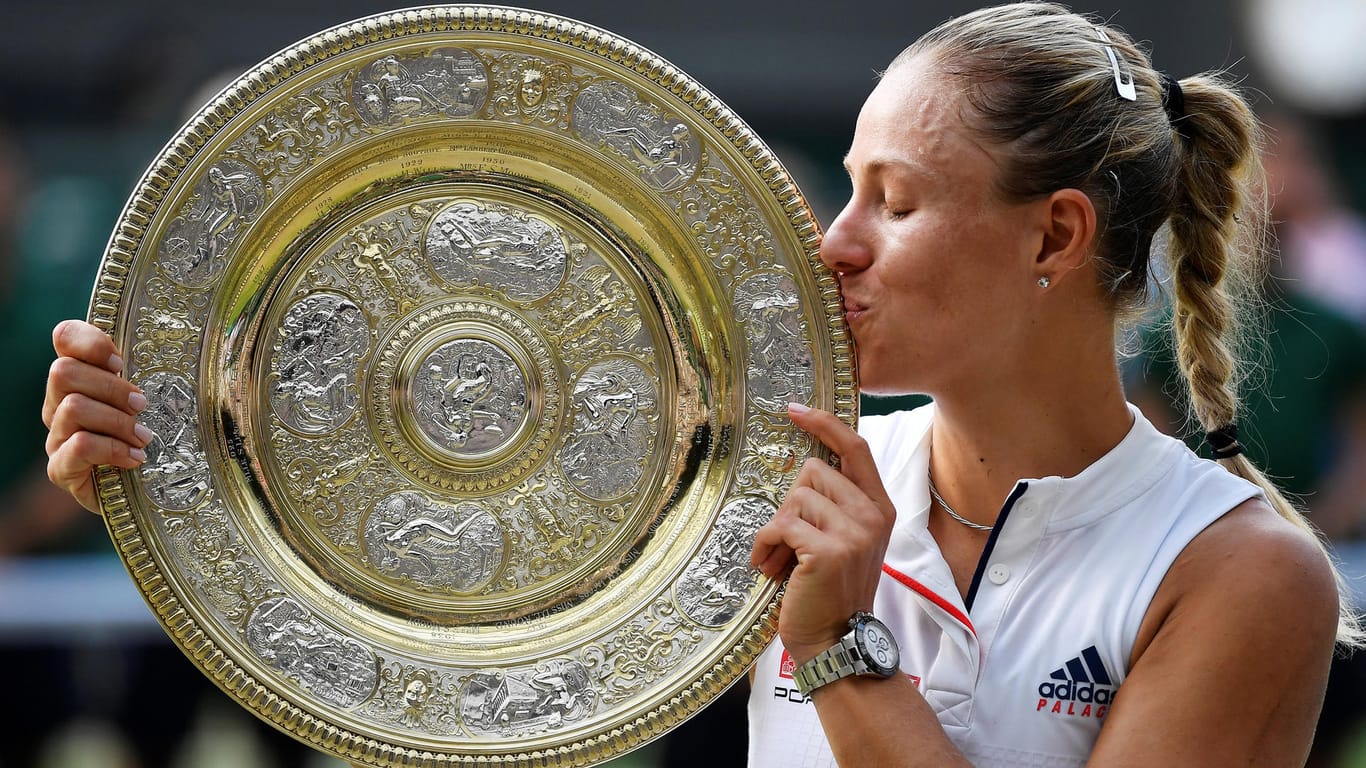 Angelique Kerber küsst die Wimbledon-Schale: Der Sieg in London ist der größte Triumph ihrer Karriere.