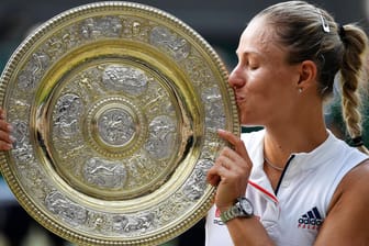 Angelique Kerber küsst die Wimbledon-Schale: Der Sieg in London ist der größte Triumph ihrer Karriere.