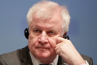 Horst Seehofer: Ein SPD-Politiker hat den Innenminister im Fall Sami A. angezeigt. Auch von anderen kommt harsche Kritik.