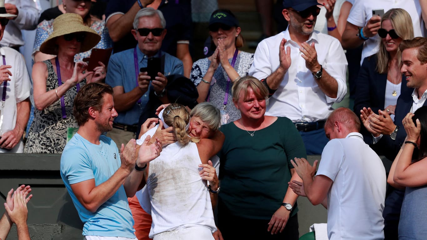 Kerber feiert mit ihrer Familie und Trainer Fissette (l.): Auch dank ihrer Unterstützung glänzte Deutschlands beste Tennisspielerin in den zwei Wochen von Wimbledon.