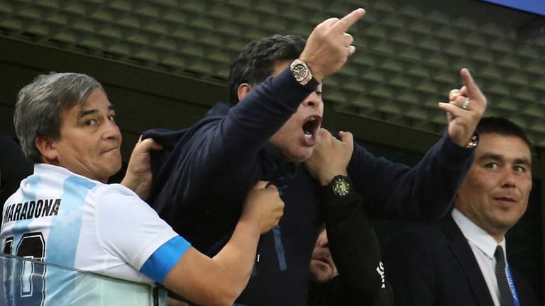 Diego Maradona reagiert auf ein Tor von Argentinien: Sein Auftritt sorgte für Aufsehen.