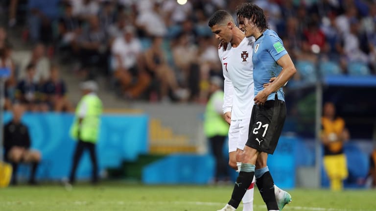 Cristiano Ronaldo hilft dem verletzten Edinson Cavani vom Platz: Das Spiel Portugal Uruguay endete mit einem 2:1-Sieg derSüdamerikaner.
