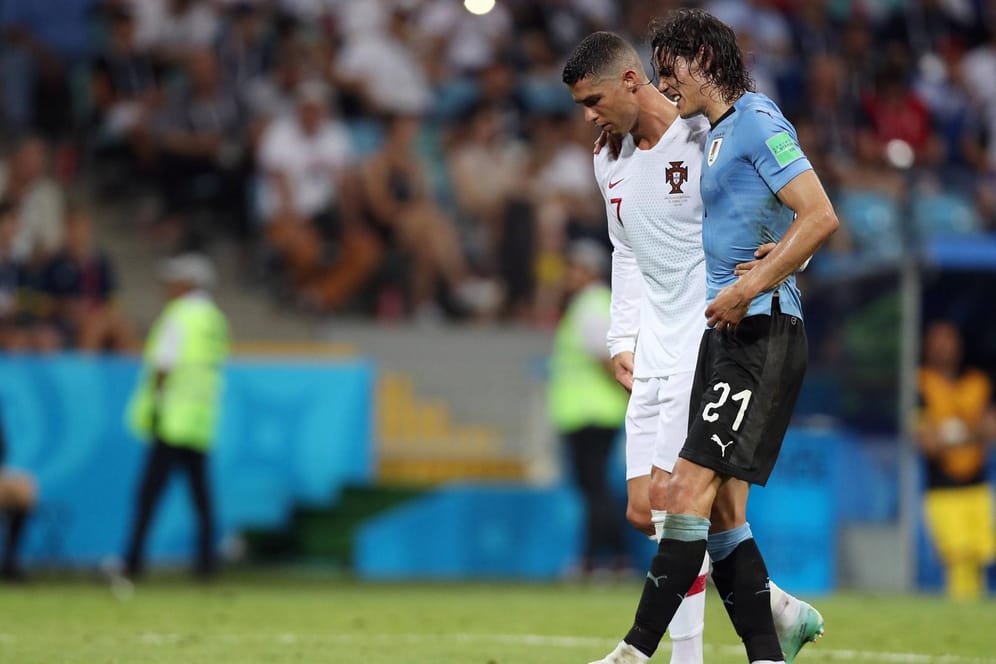 Cristiano Ronaldo hilft dem verletzten Edinson Cavani vom Platz: Das Spiel Portugal Uruguay endete mit einem 2:1-Sieg derSüdamerikaner.