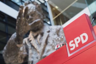 Die Willy-Brandt-Statue hinter einem Logo der SPD: Zwölf neue SPD-Bundestagsabgeordnete haben Vorschläge für die Erneuerung der SPD vorgestellt.